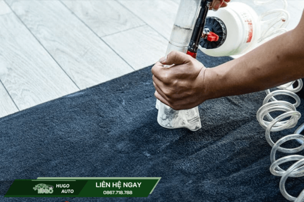 Vệ sinh sàn trước khi rửa xe