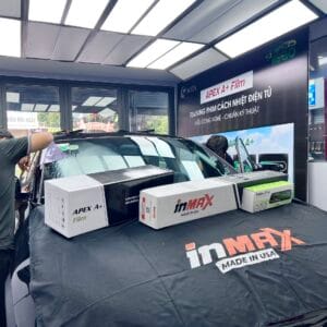 nhân viên lắp đặt phim cách nhiệt điện tử apex và gương toshi