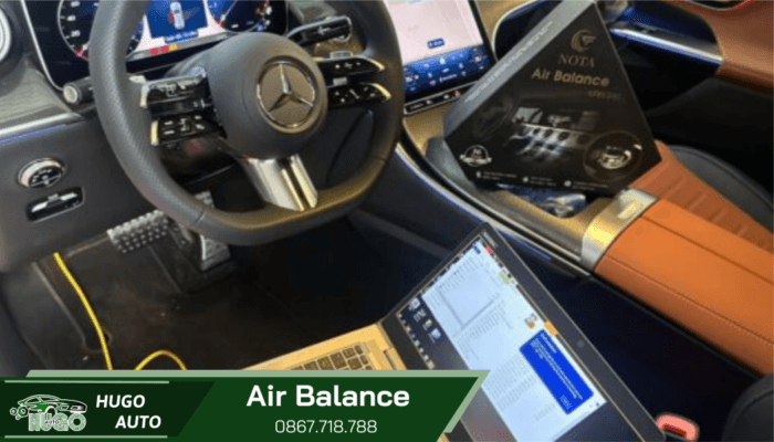 Hình ảnh cụm máy của Bộ khuếch tán nước hoa air balance tích hợp đèn LED nền sang trọng được lắp đặt giấu kín bên trong cốp phụ của xe ô tô, đảm bảo thẩm mỹ tối đa