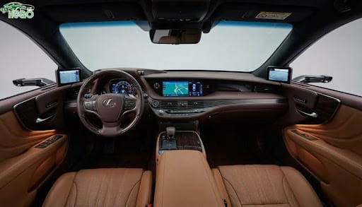 Khoang nội thất ô tô trở nên sang trọng và hiện đại như các dòng xe sang Lexus sau khi được độ Gương Toshi