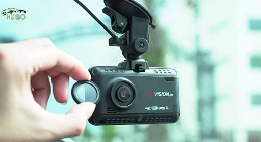 Kỹ thuật viên Hugo Auto đang lắp đặt camera hành trình Vietmap M1 thiết kế nhỏ gọn.