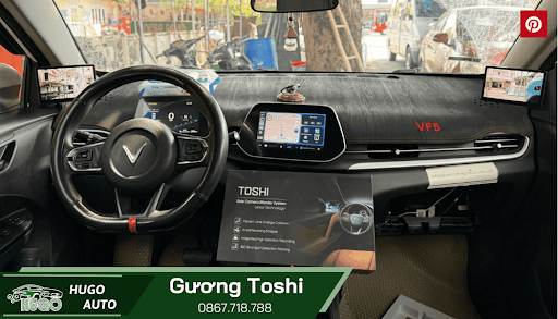 Kỹ thuật viên Hugo Auto đang thi công lắp đặt gương Toshi cắm giắc zin cho khách hàng.