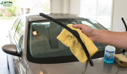 Hướng dẫn vệ sinh lưỡi gạt mưa bằng khăn mềm để loại bỏ bụi bẩn và dầu mỡ