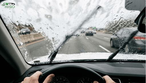 kính lái bị mờ khi dùng gạt mưa truyền thống