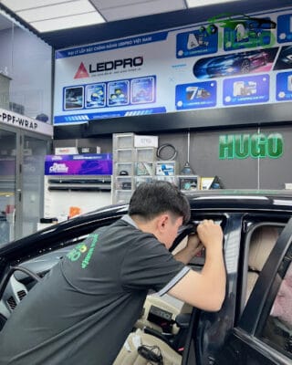 Kỹ thuật viên Hugo Auto đang tiến hành cắm giắc điện chuẩn Zin 100% khi lắp đặt Bộ khuếch tán nước hoa Air Balance, cam kết không cắt trích dây