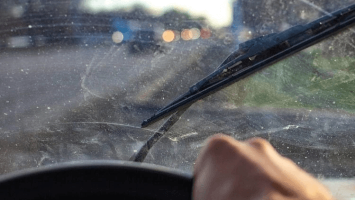 Cần gạt mưa ô tô HUGO AUTO tích hợp hệ thống xịt nước trực tiếp thông minh. Làm sạch nhanh, đều, không gây mờ kính. Tăng cường an toàn khi lái xe dưới mưa.