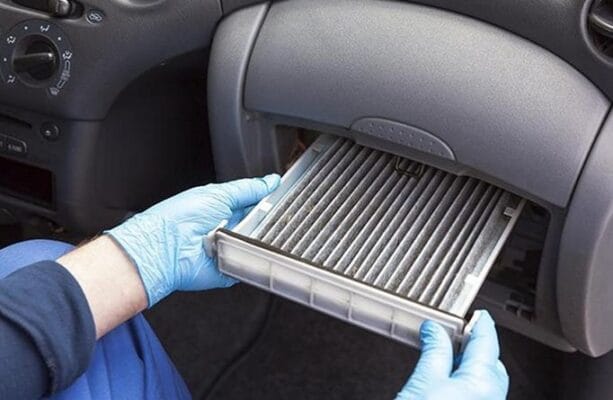 Nấm mốc bám trong dàn lạnh ô tô là nguồn gây mùi hôi và bệnh hô hấp