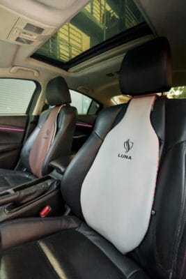 hình chụp bàn giao xe sau khi lắp đặt cho khách - Tựa lưng ô tô Luna