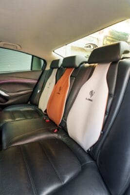 hàng ghế sau của khách hàng sử dụng tựa lưng ô tô luna