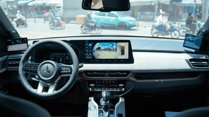 Nội thất Mitsubishi với màn hình giải trí trung tâm và camera lùi 360 độ