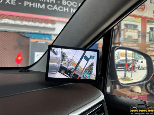Gương TOSHI hiển thị hình ảnh từ camera bên hông xe giúp xóa điểm mù cột A và tăng tầm quan sát khi lái xe trong đô thị.