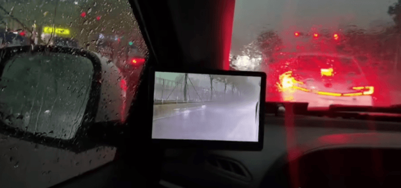 Gương TOSHI hiển thị hình ảnh từ camera trong điều kiện mưa lớn giúp tăng tầm nhìn và giảm điểm mù khi lái xe ban đêm.