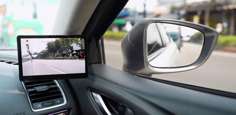 Gương điện tử TOSHI cung cấp góc nhìn rộng hơn so với gương chiếu hậu truyền thống, giúp loại bỏ điểm mù khi chuyển làn và tăng độ an toàn khi lái xe trong đô thị.