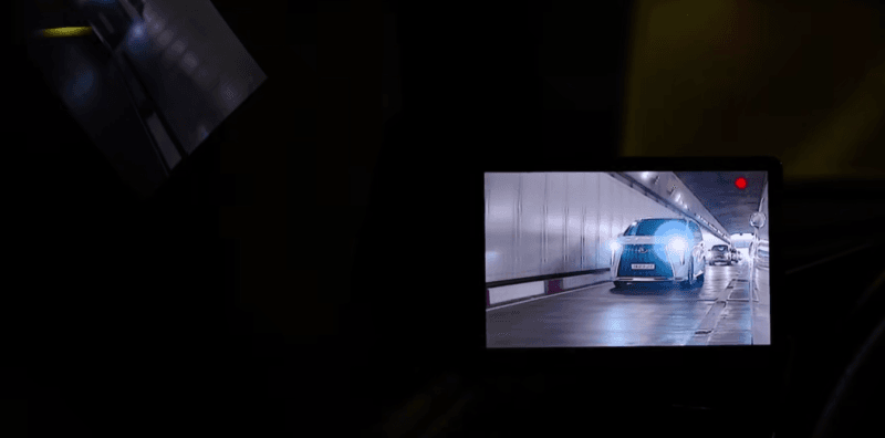 Nhờ công nghệ xử lý hình ảnh và camera độ nhạy sáng cao, gương chiếu hậu điện tử TOSHI giúp giảm chói từ đèn pha phía sau và cải thiện tầm nhìn khi lái xe ban đêm hoặc trong đường hầm.