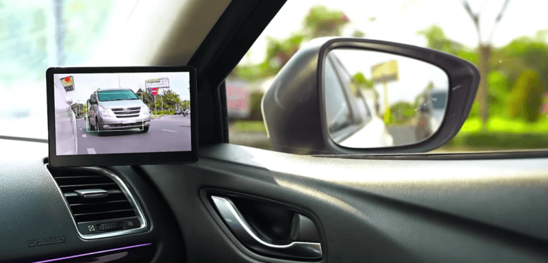 Gương TOSHI hiển thị hình ảnh xe phía sau qua camera giúp tài xế quan sát điểm mù khi lái xe.